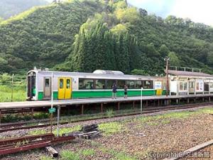 10月１日の運転再開に向けて試運転を実施した只見線会津川口―只見間＝只見駅＝（ＪＲ仙台支社福島支店提供）