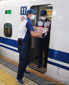 新幹線から荷降ろしされる岡山県産の白桃＝名古屋駅＝