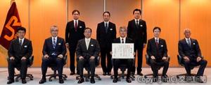 表彰式に出席した金子社長（前列左から３人目）と鈴木本部長（同４人目）ら（ＪＲ東海提供）