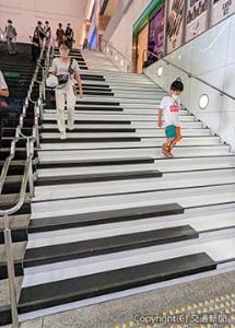 西鉄福岡（天神）駅に出現した巨大な〝階段ピアノ〟