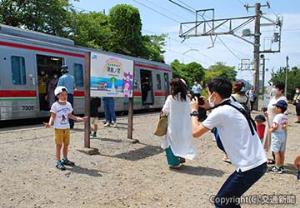 ３年ぶりに開設され、多くの乗降客でにぎわった「津島ノ宮駅」