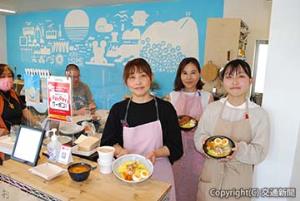 薬膳カレーを提供した大西佐江子さん（前列右から２人目）、優伊さん（同右端）と角野さん（後列）