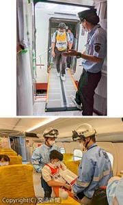 ㊤列車の間に渡り板を設けて乗客役を救援列車に移動㊦負傷した乗客を搬出するレスキュー隊