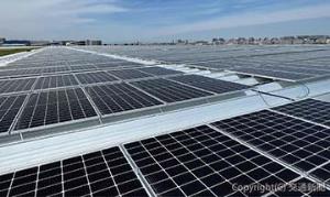 東京レールゲートＥＡＳＴの屋上に設置された太陽光発電設備（ＪＲ貨物提供）