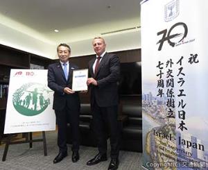 ラズボゾフ大臣（右）から感謝状を贈呈された山北社長