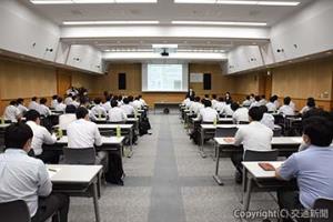 本社ビル会場では、工務部保線課、札幌保線所社員ら約50人を集めて開催