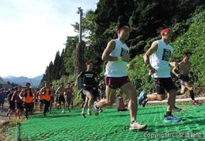 スタート直後の下山コースに挑む選手