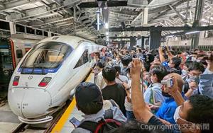 長崎駅に到着した最終「かもめ」を撮影する鉄道ファンら