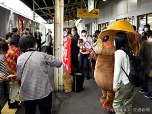 昨年のひとめぐり号で好評を得たご当地キャラの地元歓迎＝石北線上川駅＝