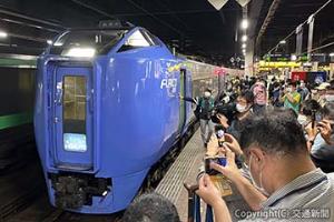 札幌駅では 「北斗19号」の到着を約２００人の鉄道ファンが出迎え、別れを惜しんだ