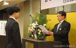 内定通知書を読み上げる篠部本部長（右）＝ＪＲ貨物提供＝