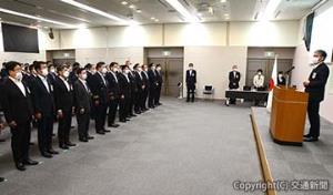 発足式であいさつする市川副社長（右）