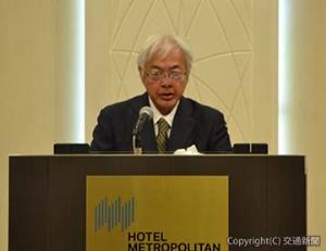 あいさつする鎌田会長（日本鉄道運輸サービス協会提供）