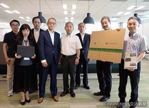 贈呈式に出席した関係者ら（鉄道弘済会提供）