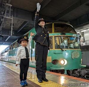 鐘ケ江駅長と共に特急「ゆふいんの森３号」に出発合図を送る工藤遥人ちゃん（３）