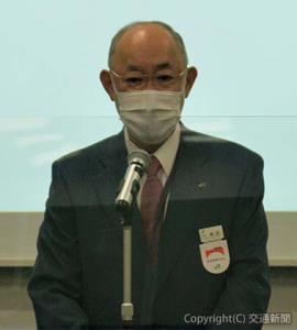 あいさつする栗田社長