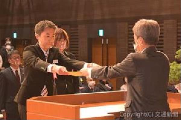 交通新聞 電子版｜JR九州 22年度特別功労章・功労章、効績章の表彰式