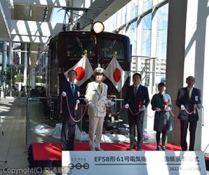 除幕する（左から）大場館長、緑川駅長、清水市長、木村部長（右端）ら