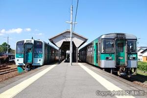 パターンダイヤ導入で利用者が増えた牟岐線徳島―阿南間。日中時間帯は毎時同じ駅、同じ「分」で上下列車が交換する