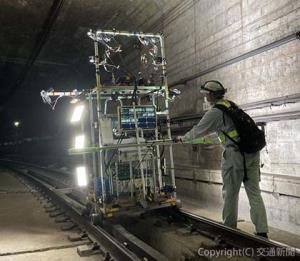 高精度カメラを使用したトンネル表面の撮影（東京地下鉄提供）