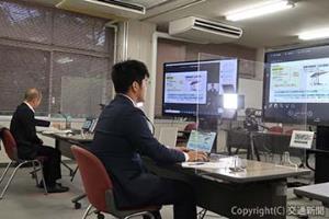 受講者に工法などを紹介する様子（鉄道総研提供）