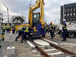 異常時対応では３社の代表チームがそれぞれ「自走不能機械の搬出」を披露した（交通建設提供）