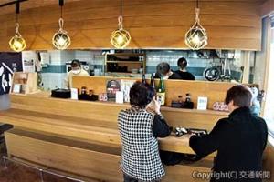 「駅ナカ酒場　６２３７１◎（ムツミナト）」の店内（ＪＲ青森支店提供）