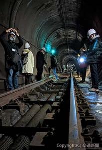 トンネル内を見学する参加者