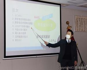 「業務研究論文発表会」でプレゼンテーションする発表者（ＪＲシステム提供）