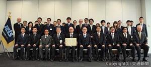 贈呈式に出席した新井社長（前列右から５人目）、川合社長（同左から４人目）ら