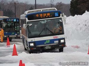 冬道走行訓練中のバス