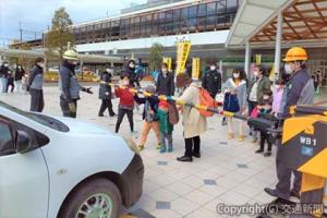 始めて佐賀駅で開催された「踏切の日イベント」（ＪＲ九州提供）