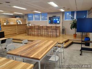 米沢駅の２階にオープンした山形県米沢市運営のコワーキングスペース（米沢市提供）