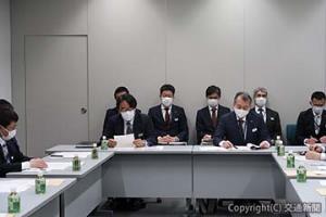 あいさつする喜㔟理事長（正面左）＝ジェイアールグループ健康保険組合提供＝