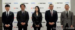 フォトセッションを行った（右から）長谷部区長、髙橋取締役、渡部氏、岡田社長ら