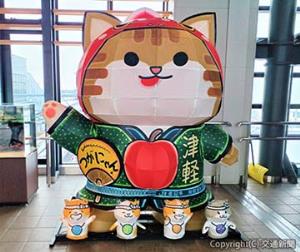 「つがにゃん」「ちぃやぁかぁしぃ」のねぷた（ＪＲ秋田支社提供）