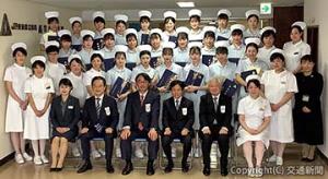 卒業式に出席した喜㔟副社長（前列左から３人目）、髙戸学園長（同４人目）と卒業生ら＝ＪＲ東日本提供＝