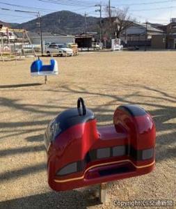 桜井中央児童公園に設置された「ミニひのとり」（手前）と「ミニしまかぜ」（奥）＝近畿日本鉄道提供＝