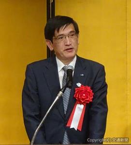 あいさつする長谷川社長