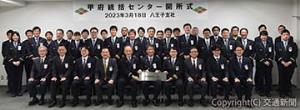 開所式に出席した雨宮部長（前列左から４人目）、内田支社長（同右から３人目）、本多所長（同右から５人目）ら＝ＪＲ八王子支社提供＝