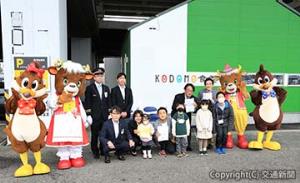 セレモニーに出席した喜㔟副社長（後列右から２人目）、森支社長（前列左端）、玄葉駅長（後列左端）ら＝ＪＲ大宮支社提供＝