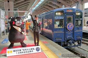 出発合図を送る川底駅長とくまモン