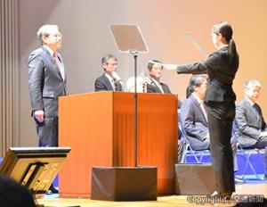 辞令を手渡す深澤社長（左）