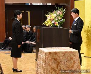 辞令を交付する犬飼社長（右）