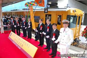 くす玉を開花した半井会長（左から４人目）、野本駅長（右端）ら