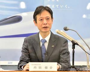 報道各社のインタビューに応じる丹羽社長