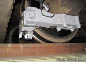 Ｌ型車両ガイドと同じ高さまで延長したＥ５系台車のセラミック噴射装置（左側部分）＝ＪＲ東日本提供＝