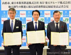 包括連携協定を締結した（左から）三林本部長、佐藤市長、武田副社長執行役員