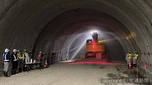 貫通の瞬間を住民とメディアに公開した豊野トンネル。外光が差し込むと歓声が上がった