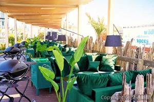 ルミネエスト新宿のビアガーデンは、プライベートソファやグランピングデッキなどリゾート気分を味わえる（ルミネ提供）